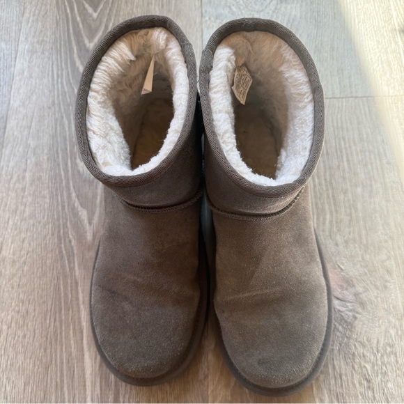 EUC Koolaburra Short Suede Shearling-Lined Ankle Boots in Taupe Brown - Picture 6 of 6